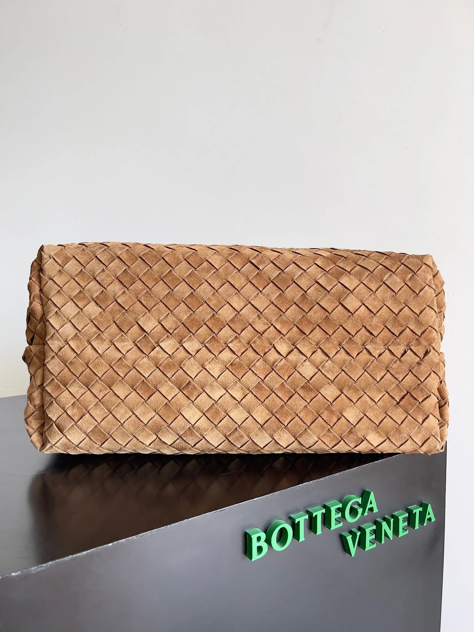 Batch 3760 Recently, the same style of bag that celebrities love is both high-end and practical. Michelle Yeoh, Kim Namjoon, Jing Boran, Tong Liya, Sun Qian, Wu Qianyu, Du Juan, Ma Yili and Bai Baihe are all carrying Bottega Veneta summer series Andiamo handbags. Andiamo has a simple structure and rounded lines. The whole piece is made of Nappa leather. It is comfortable, soft and dynamic. It adds interest to daily life and can be easily matched with various styles. Andiamo handbags are available in three sizes: small, medium and large. There are many colors to choose from, which can meet different needs. You can really carry it whether it is daily or attending events. Style number: 743575 Size: 45*22*34 including handle height 44cm